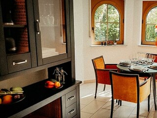 Essplatz mit Blick in den Garten