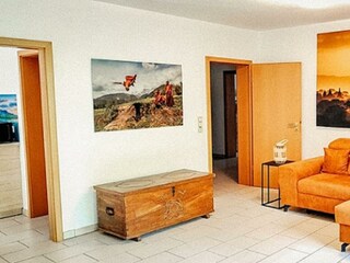 Wohnzimmer mit Zugang zur Terasse.