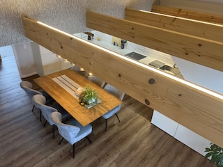 Blick in den Essbereich und Küche