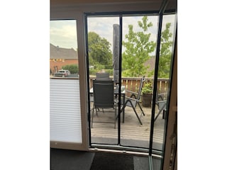 Blick vom Wohnbereich auf den Balkon