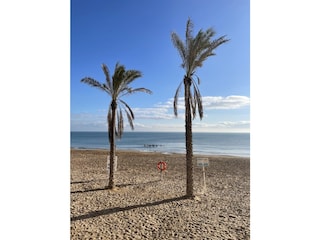 Blick von der Strandpromenade auf das Meer