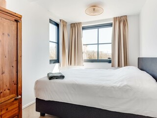 Großes Schlafzimmer mit Doppelbett