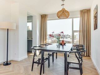 Geräumiges Esszimmer neben der Küche