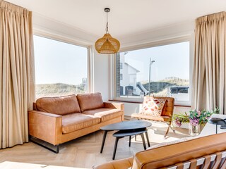 Geräumiges Wohnzimmer mit Sofa