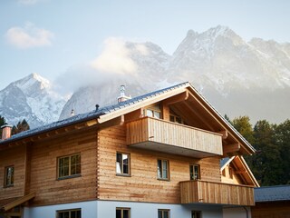 Zugspitzerei - Hausansicht mit Alpspitze & Waxensteine