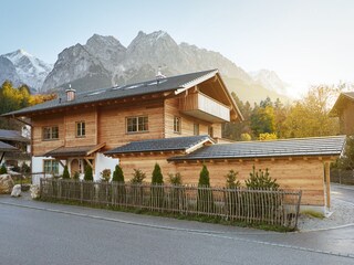 Zugspitzerei - Hausansicht mit Zugspitzmassiv