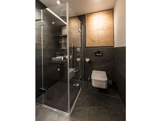 Dusche und Toilette