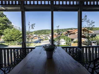 Balkon mit Sitzplatz und Bergblick