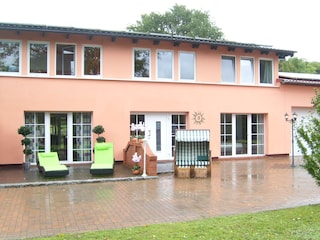 Vorderseite, ebenfalls Sonnenterrasse