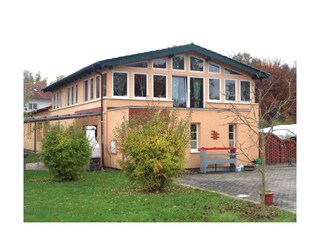 Seitenansicht vom Garten aus