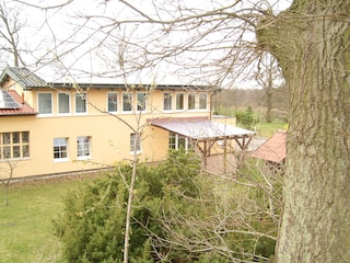 Rückansicht mit riesigem Garten