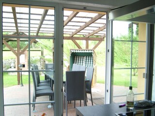 Überdachte Terrasse mit Strandkorb