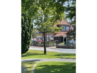 Der kleine Park vor dem Haus