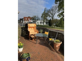 Die Gästeterrasse mit Strandkorb