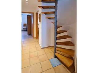 Treppe zu Schlafzimmer 2 und Vorraum