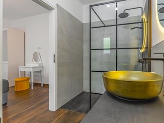 Badezimmer, begehbar vom Schlafzimmer