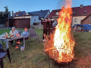 Lagerfeuer in Feuerschale