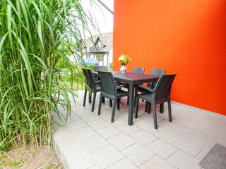 Terrasse mit Tisch und Bestuhlung