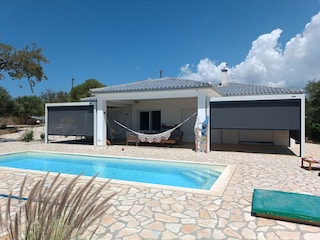 Haus Ansicht von vorne mit Pool