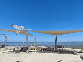 Matsch- und Buddelplatz mit Sonnensegel am Strand