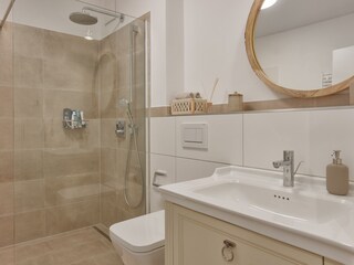 Badezimmer mit ebenerdiger Dusche