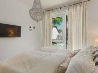 1.Schlafzimmer mit Doppelbett und TV
