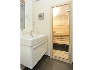 Badezimmer mit Sauna im Souterrain