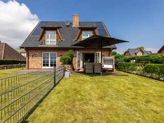 Schöne Sonnenterrasse mit allen Möbeln.