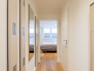 Hauswirtschaftsraum mit Waschmische/Trockner vorhanden.