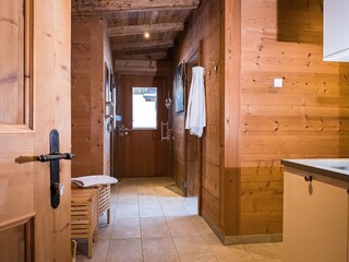 hochwertige Einrichtung mit viel Holz