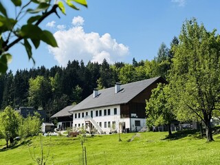 Bauernhaus mit der Ferienwohnung rechts oben