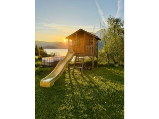 Spielhaus mit Rutsche neben der Terrasse