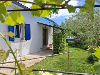 Vorderseite des Hauses und Garten