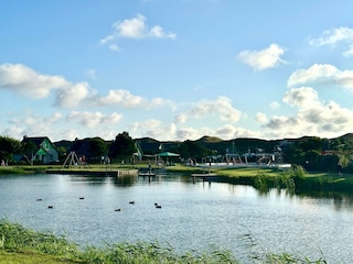 Im Ferienpark, Blick auf den Spielplatz und die Dünen