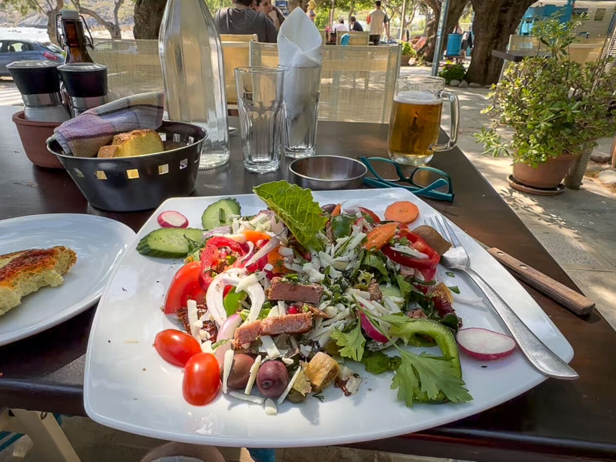 Griechischer Salat in Taverne  am Damnoni Strand