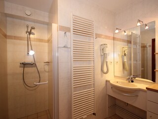 Badezimmer im Erdgeschoss mit Dusche und Waschtisch