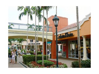 Shoppen im Miromar Outlet-Center