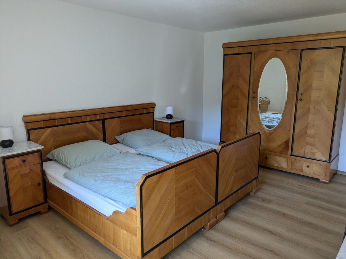 Schlafzimmer mit Doppelbett