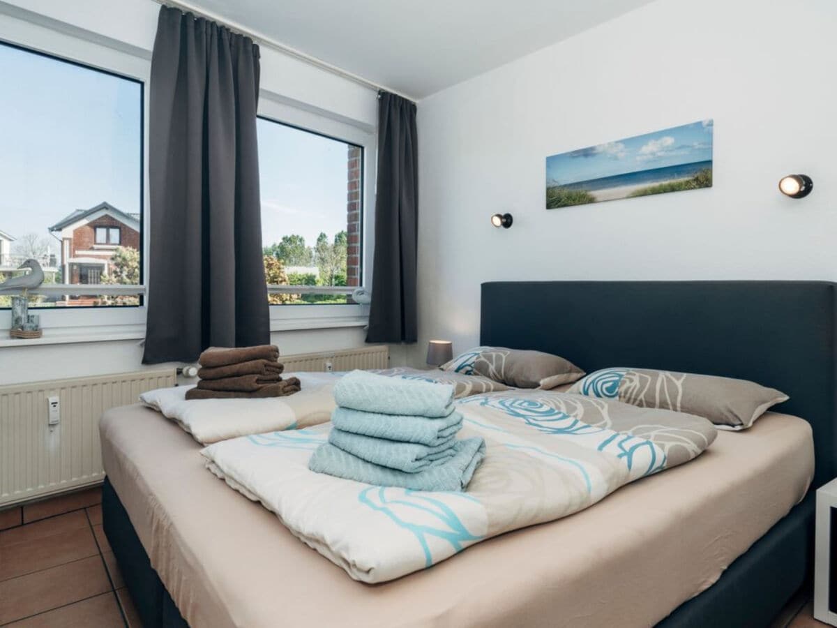 helles Schlafzimmer mit komfortablem Boxspringbett