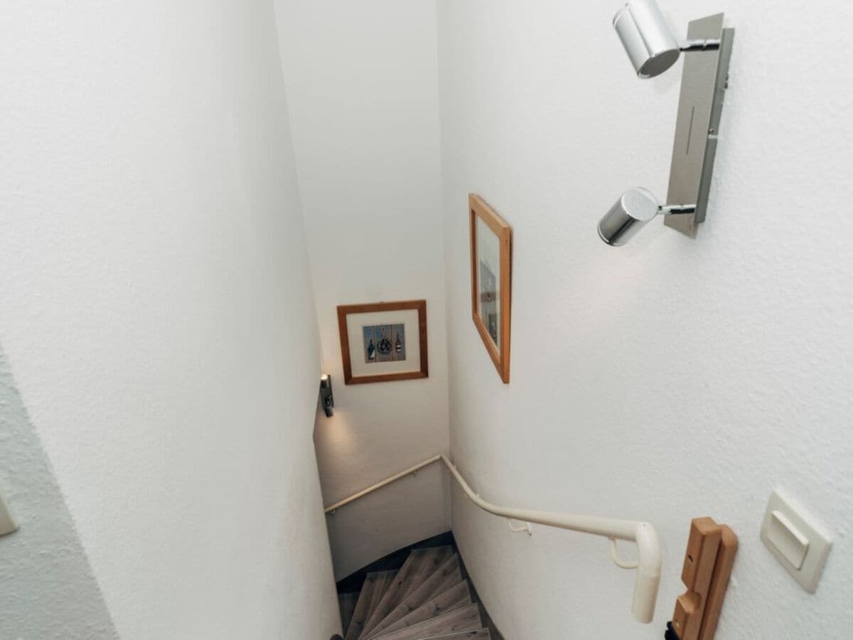 über eine Treppe mit Schutzgitter geht's in 2. SZ