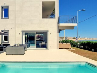 Luxusvilla mit privatem Pool direkt am Meer