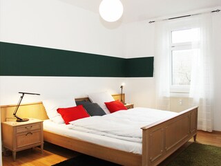 Schlafzimmer 1 mit Doppelbett