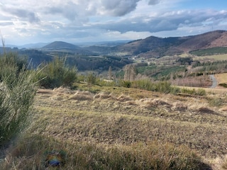 ... mit Blick auf das Ferienhaus und auf Oberkirchen