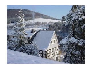 Ferienhaus im Winter mit Blick auf den Hirschberg