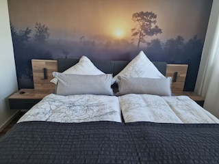 Bett im Schlafzimmer (Mit Wäschepaket)