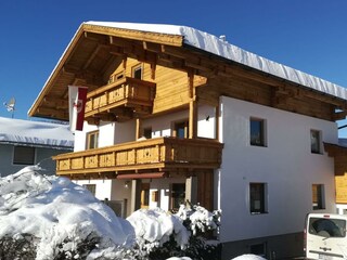 ganzes HAus mit Fahne