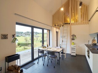 Wohnzimmer mit Blick nach draussen und zur Empore