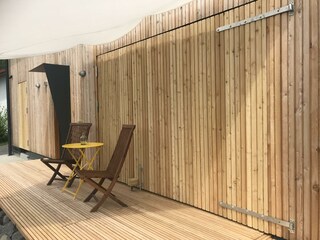 Vorderansicht Holzterrasse