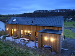 Rückansicht Haus Terrasse Abends