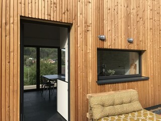 Aussenbereich hintere Terrasse mit Sicht ins Haus
